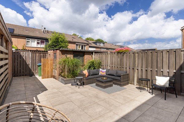 Foto - Verkocht onder voorbehoud: Instapklare tussenwoning op een rustige, autoluwe locatie!